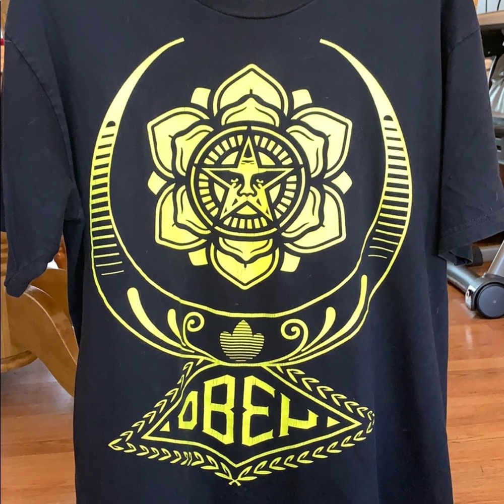 Obey black&yellow Shirt.